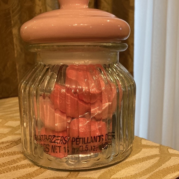 Glass jar with heart shaped ceramic lid filled with bath bomb and 8 bath fizzers - Picture 2 of 9